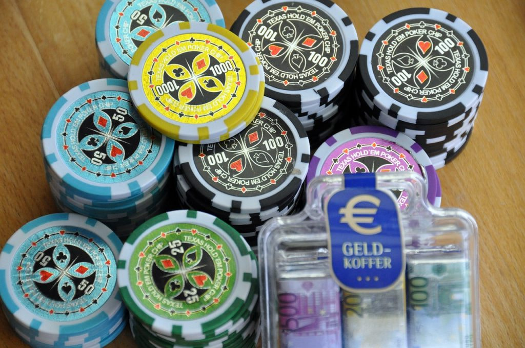 Spielchips und Geldscheine beim Pokerturnier.