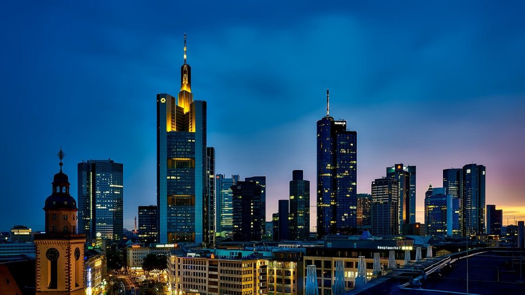 Frankfurts Skyline in der Nacht.