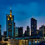 Frankfurts Skyline in der Nacht.