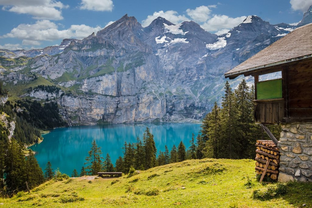 See- und Berglandschaft mit einer Hütte in der Schweiz.