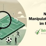 Hand, die eine Lupe hält, über einem Fußballfeld - Erstellt mit AI durch Betrugstest Prompt.