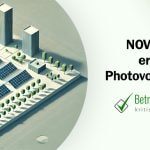 Großes Photovoltaikfeld mit Gebäuden drum herum - Erstellt mit AI durch Betrugstest Prompt.