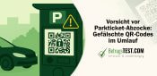 Parkscheinautomat mit QR-Code neben einem geparkten Auto - Erstellt mit AI durch Betrugstest Prompt.