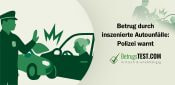 Polizist vor einem Unfallszenario und eine älteren Date am Steuer - Erstellt mit AI durch Betrugstest Prompt.
