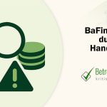 Lupe, Achtung-Zeichen und ein Stapel Münzen - Erstellt mit AI durch Betrugstest Prompt.