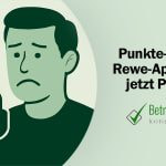 Ein Mann mit besorgtem Gesichtsausdruck hält ein Smartphone, auf dem die REWE-App mit einem "0€"-Guthaben und einem Schloss-Symbol zu sehen ist. - Erstellt mit AI durch Betrugstest Prompt.