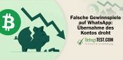 Traurig aussehendes zerbrochenes Sparschwein neben einem Bitcoin-Logo - Erstellt mit AI durch Betrugstest Prompt.