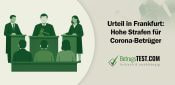 Gerichtsszenerie mit drei Angeklagten und einem Richter, der ein Urteil spricht - Erstellt mit AI durch Betrugstest Prompt.