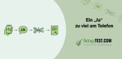 Illustration zeigt vier Symbole mit Pfeilen: Hand hält Smartphone, Sprechblase mit „JA", Schere schneidet Tonspur, Vertragsdokument mit Unterschrift. - Erstellt mit AI durch Betrugstest Prompt.